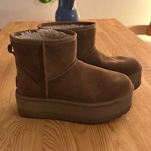 UGG CLASSIC MINI PLATFORM. chestnut size 8. Very good condition. Worn 3 times